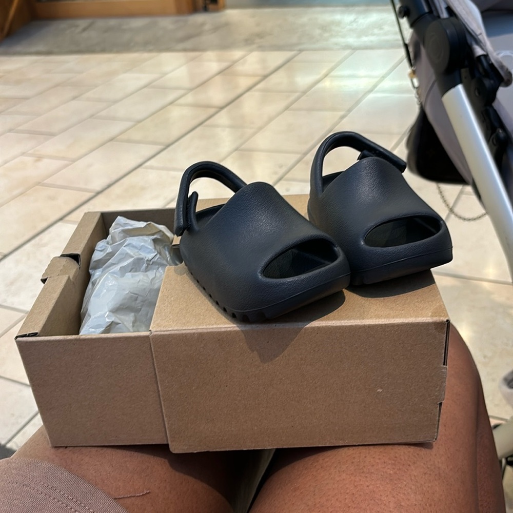 Black (Granite) YEEZY Slide Infant